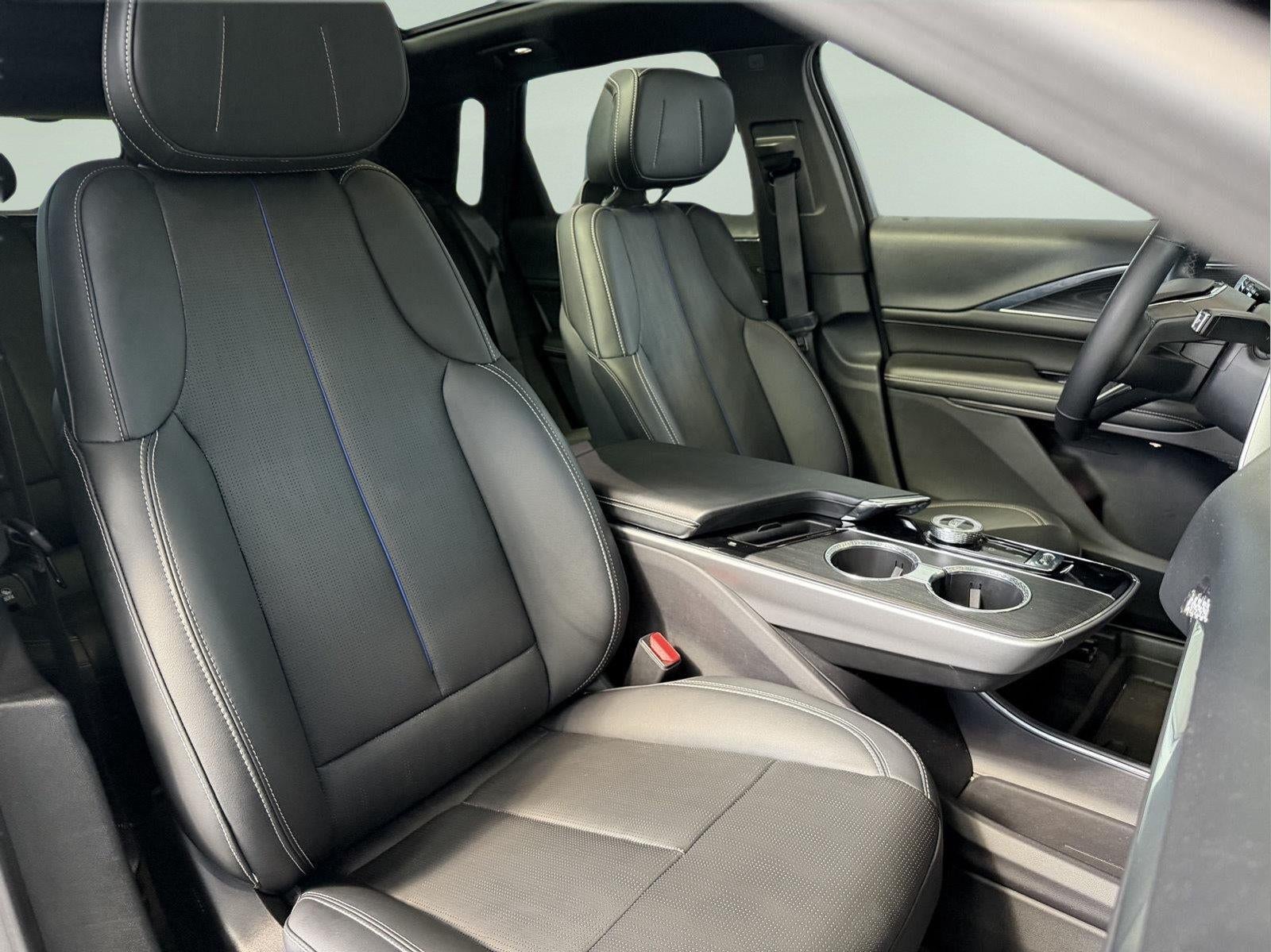 2024 Cadillac LYRIQ Luxury 1