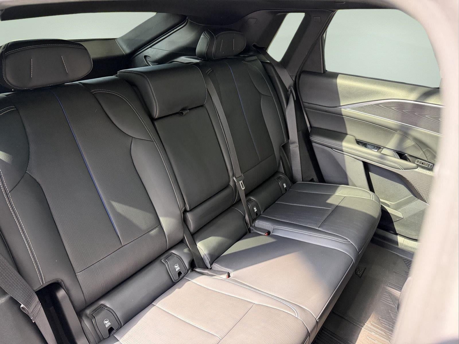 2024 Cadillac LYRIQ Luxury 1